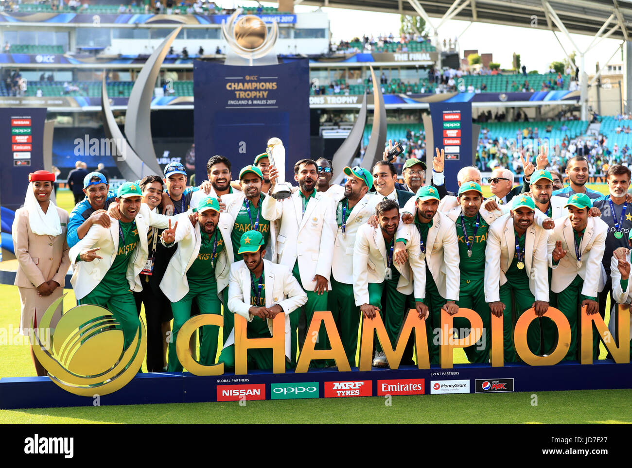 Pakistan players lift the trophy after wining the ICC Champions Trophy