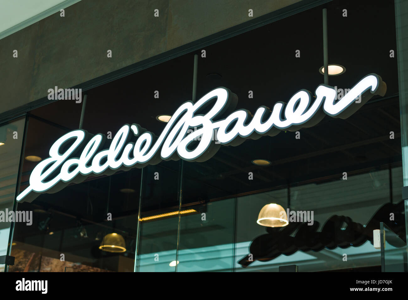 Eddie Bauer Brand Logo On Building Exterior Stock Photo Alamy