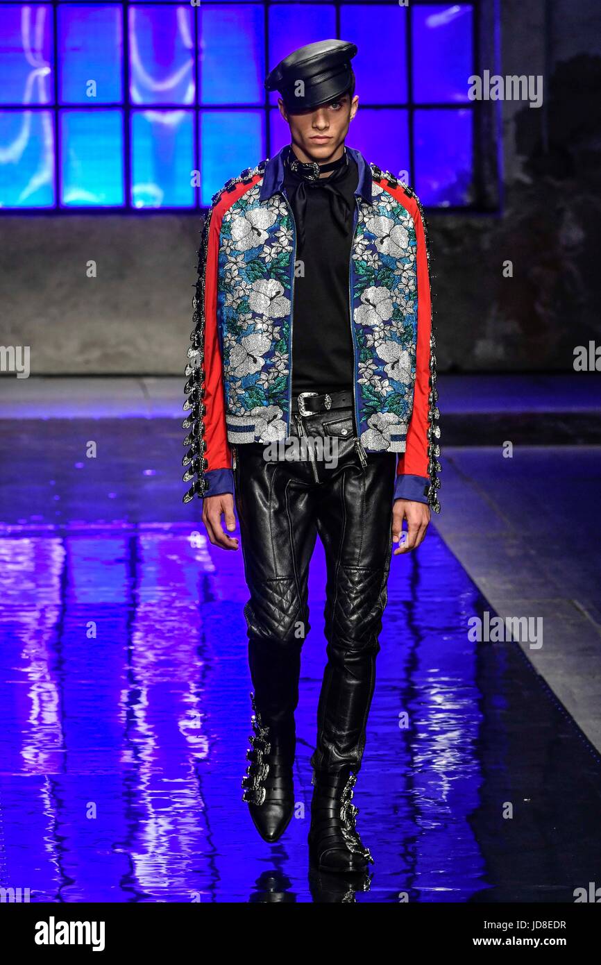 Fashion show dsquared2 hi-res stock photography and images - Page 6 - Alamy