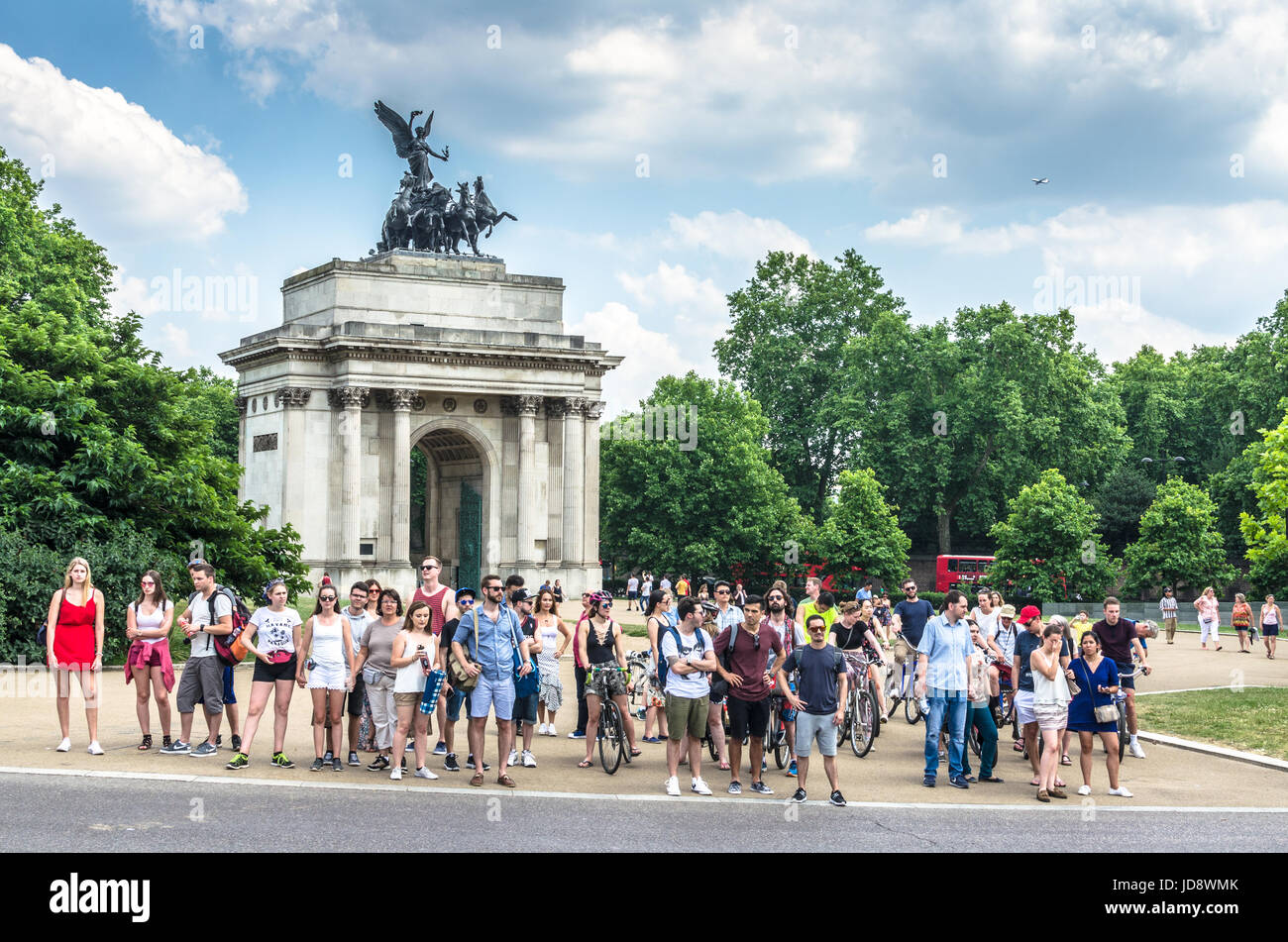 Wellington Arch at Green Park as tourists wait to cross into Hyde Park Stock Photo