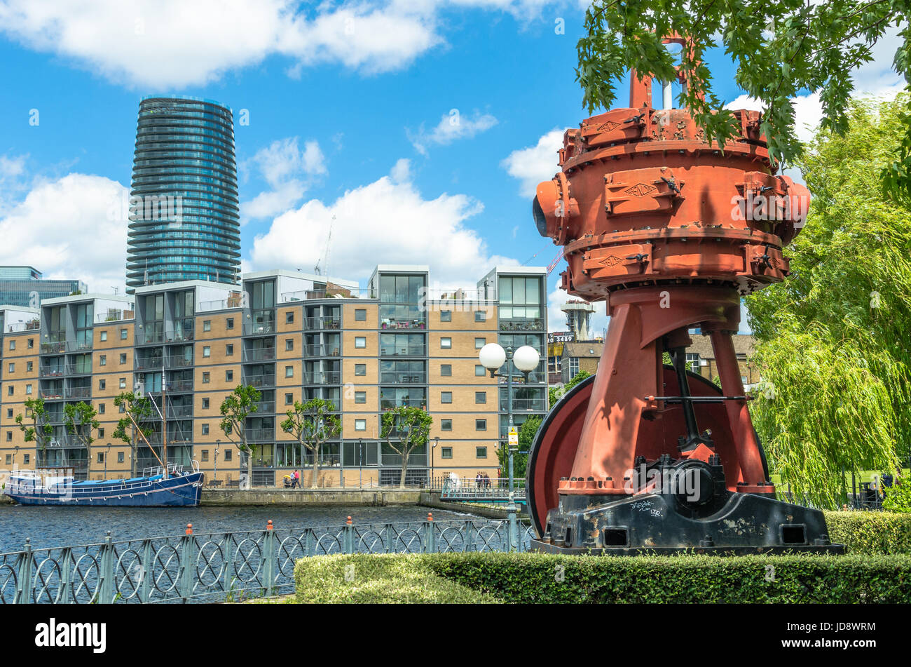 Residential and luxury apartments at the Millwall Outer Dock, Isle of Dogs, London Stock Photo