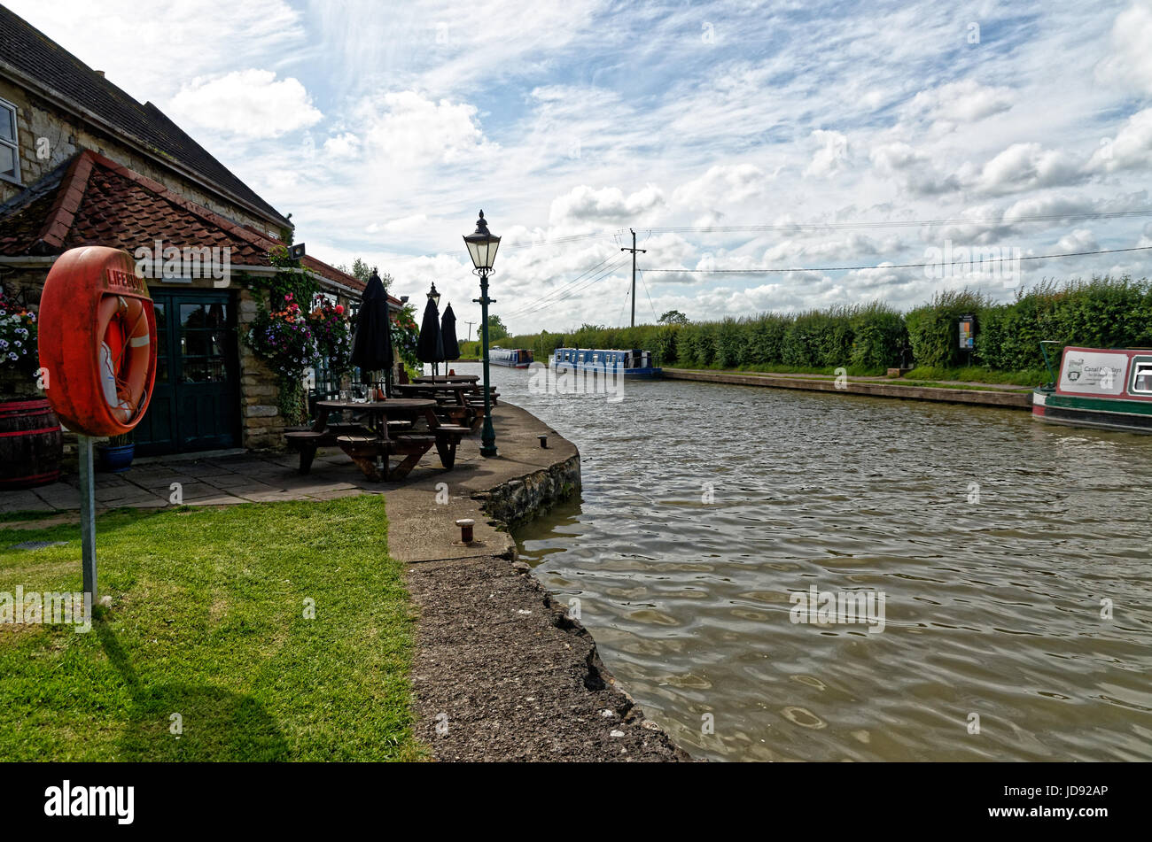 Public house on the banks of the Kennet and Avon canal Stock Photo