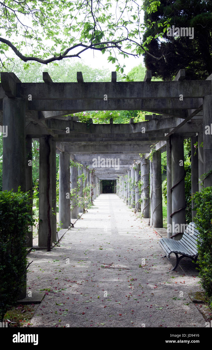 Gazebo in rose garden hi-res stock photography and images - Alamy