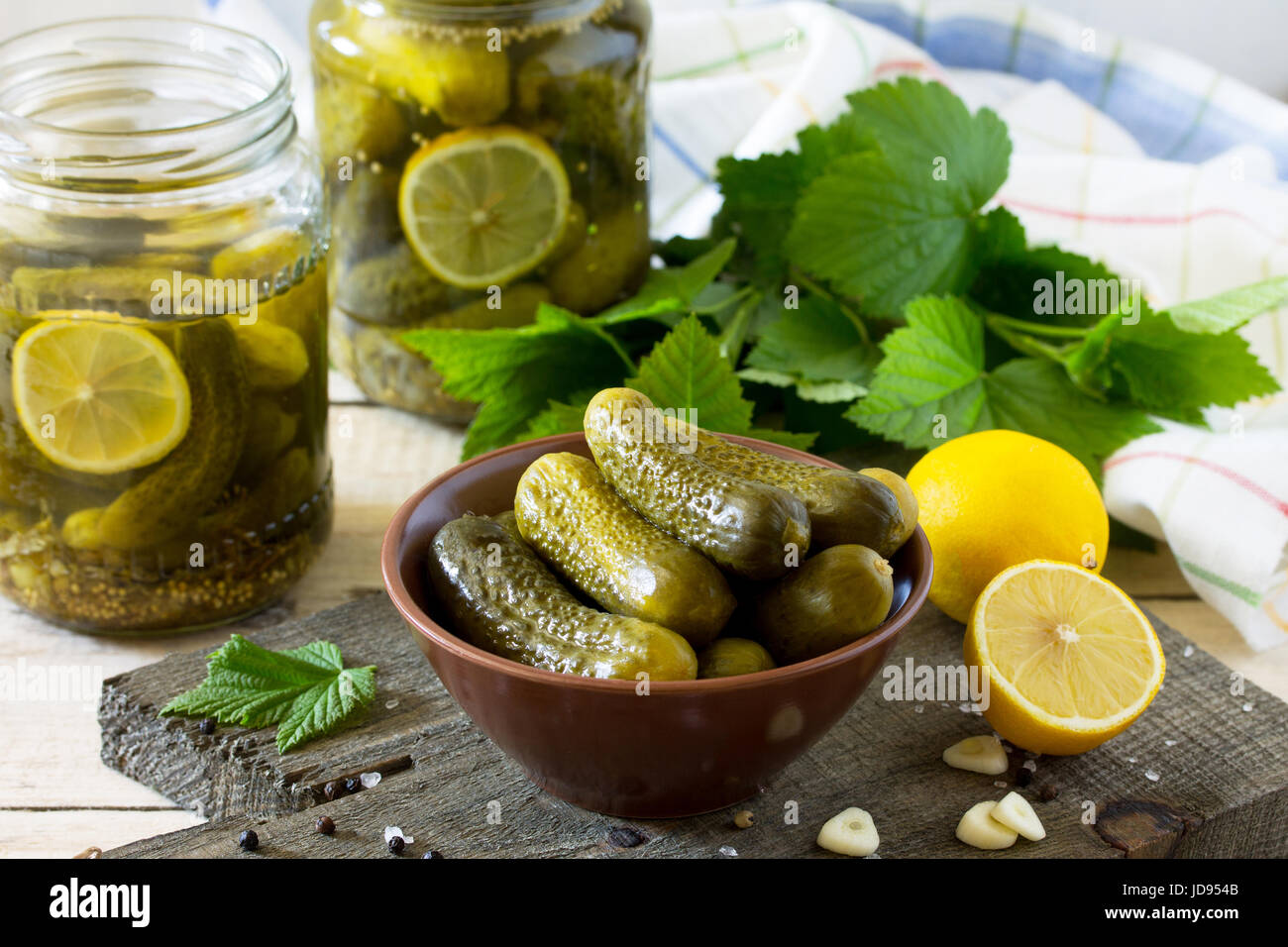 Маринованные огурцы на зиму с лимонной. Огурцы маринованные. Солёные огурцы. Консервированные огурцы с лимоном. Аппетитные маринованные огурчики.