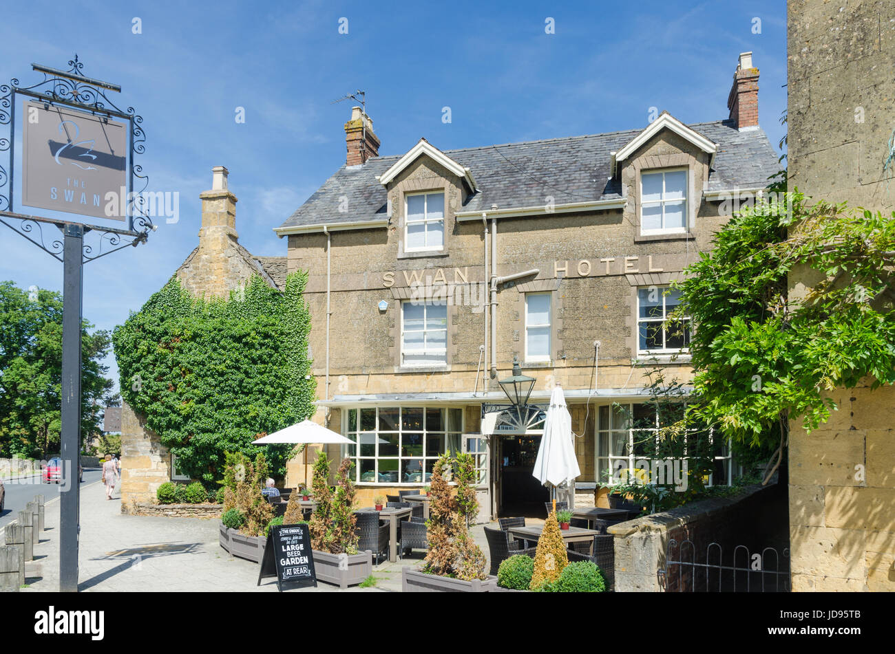 The Swan Hotel in the pretty Cotswold village of Broadway Stock Photo