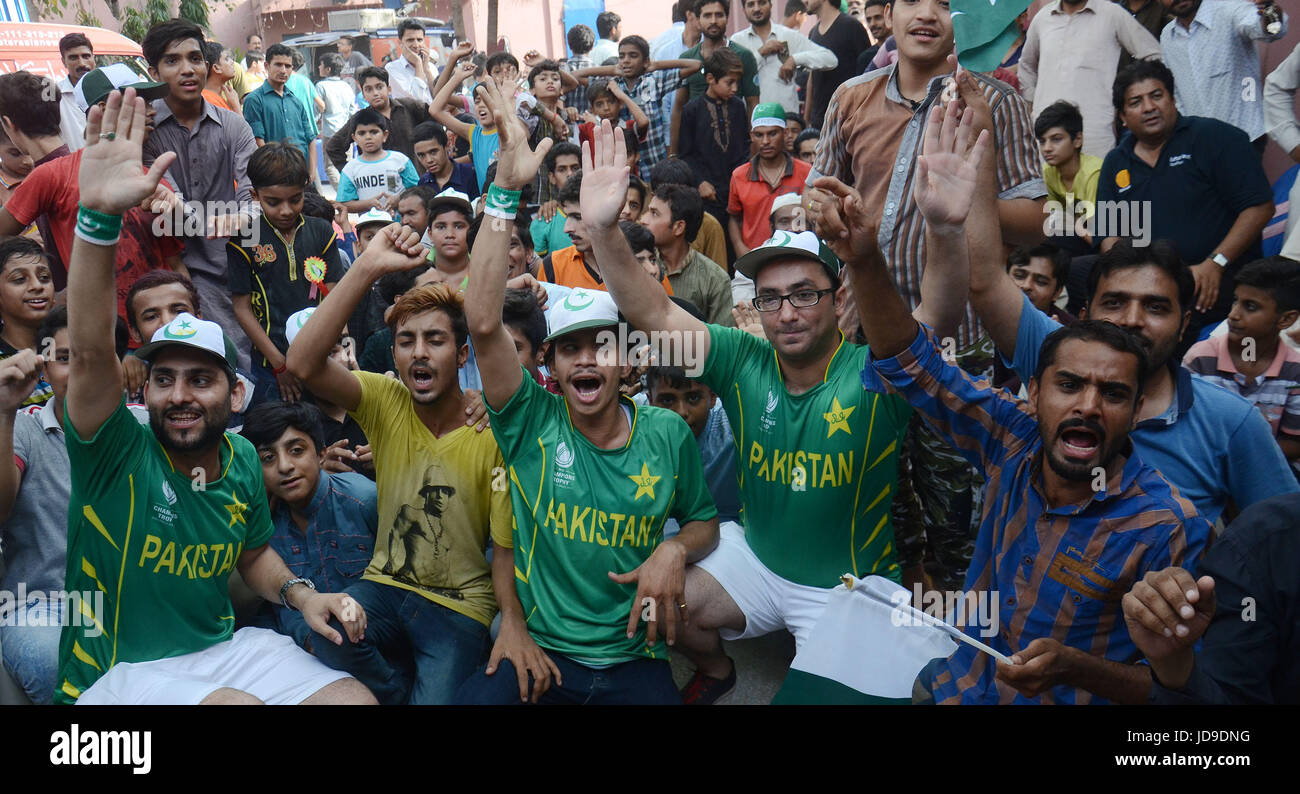 Lahore, Pakistan. 19th June, 2017. Pakistani cricket fans watch the