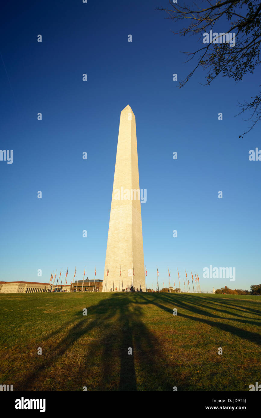 Washington Monument against a clear blue sky, Washington DC, USA ...