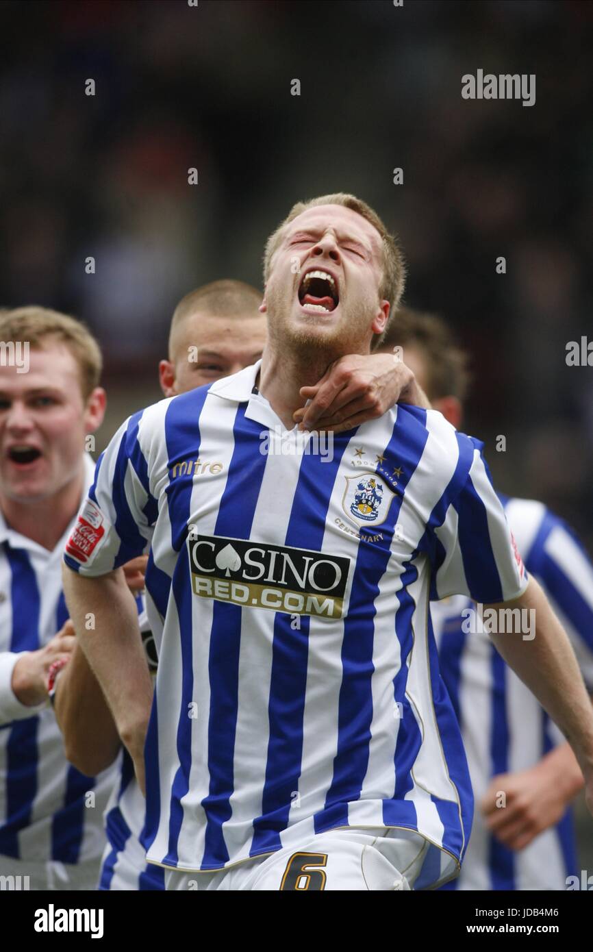 NATHAN CLARKE CELEBRATES HUDDERSFIELD TOWN V LEEDS UTD THE GALPHARM STADIUM HUDDERSFIELD ENGLAND 14 February 2009 Stock Photo