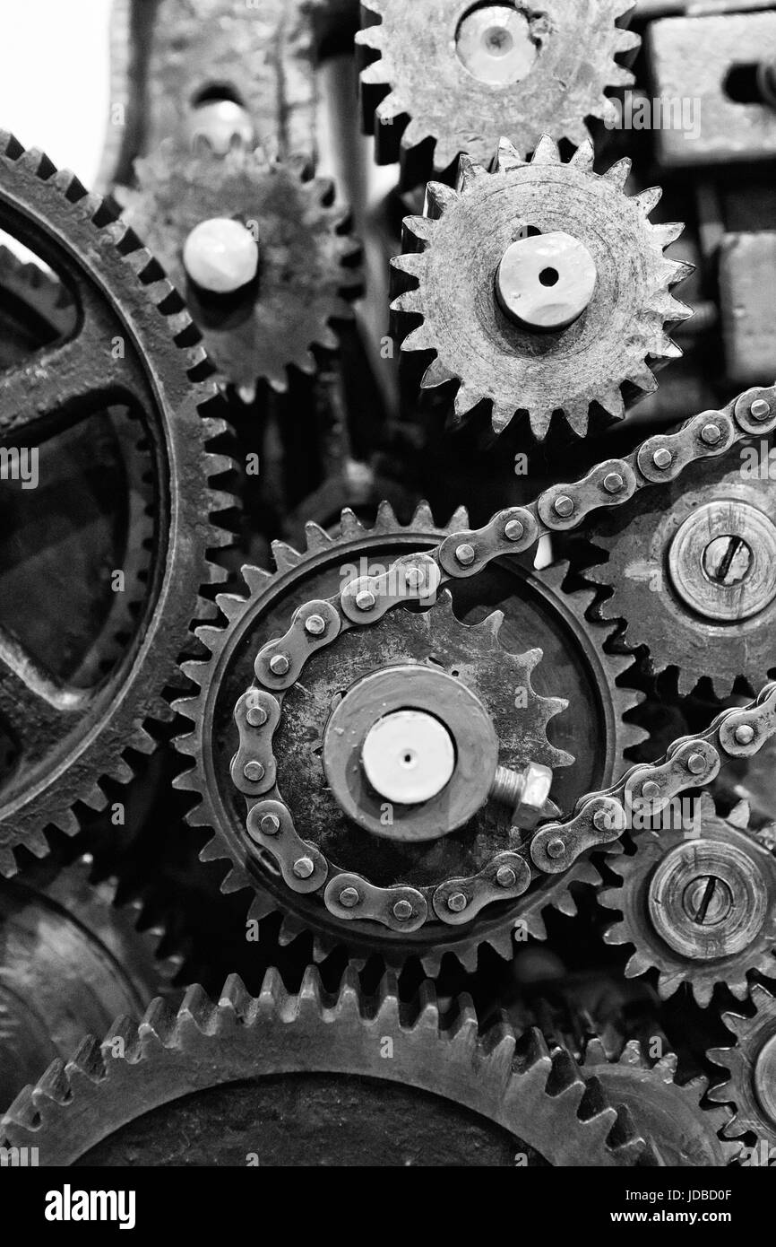 Шестерни. Сложный механизм. Ржавый прибор. Шестеренки часов. Старинная шестерня.