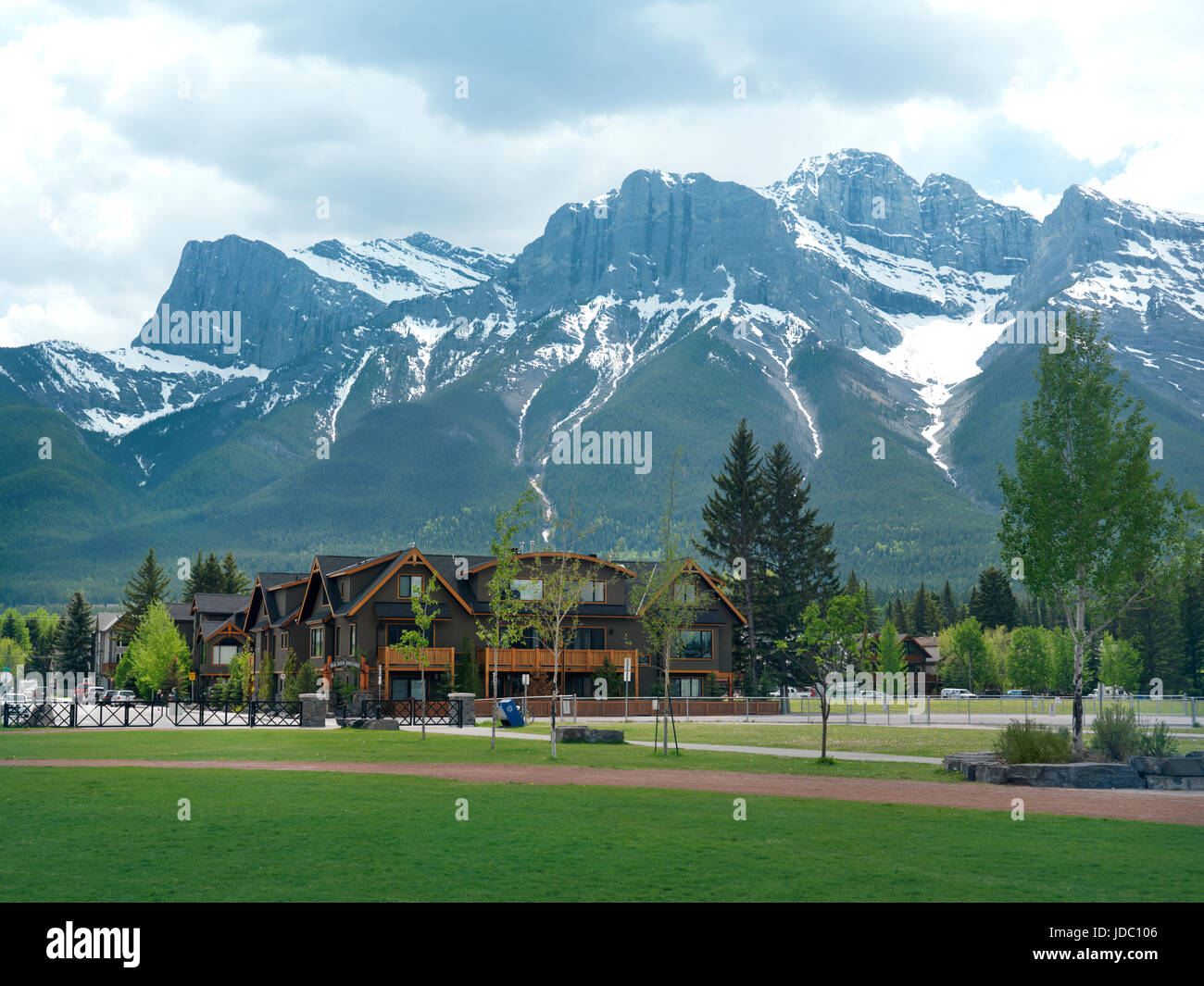 Elk Run Encore residential houses summer scenery in Canmore, town in Alberta's Rockies with Rocky mountains and beautiful nature in the background. Ca Stock Photo
