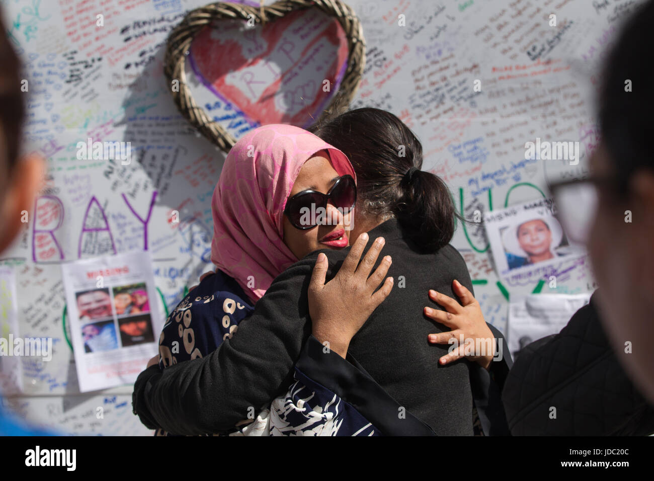 People leave tributes on a wall off condolence to the victims who died Grenfell Tower, the 27-storey tower block fire in west London, England, UK Stock Photo