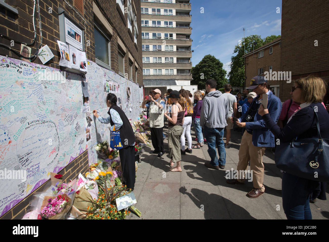 People leave tributes on a wall off condolence to the victims who died Grenfell Tower, the 27-storey tower block fire in west London, England, UK Stock Photo