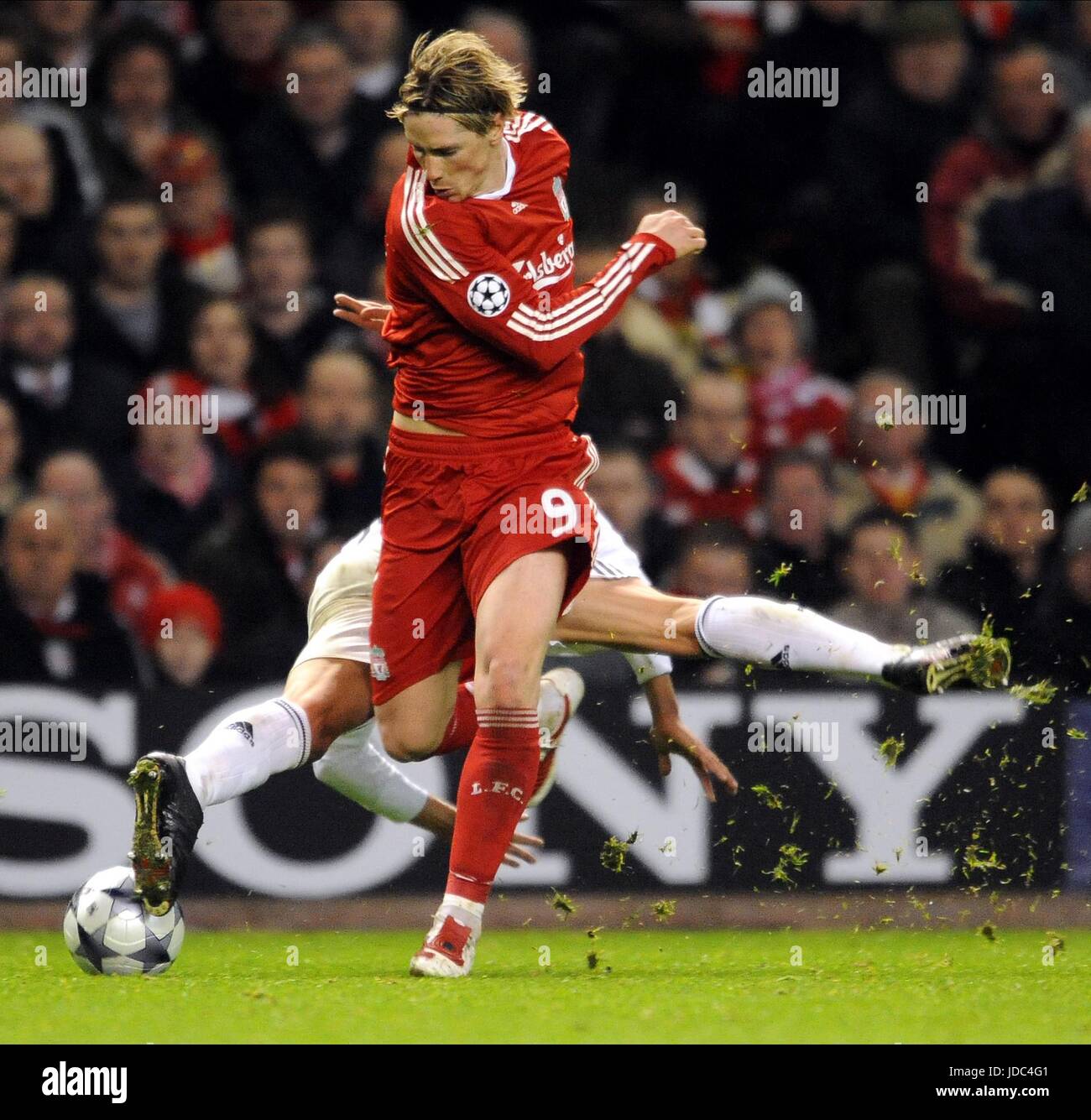 GABRIEL HEINZE FERNANDO TORRES LIVERPOOL V REAL MADRID ANFIELD LIVERPOOL ENGLAND 10 March 2009 Stock Photo