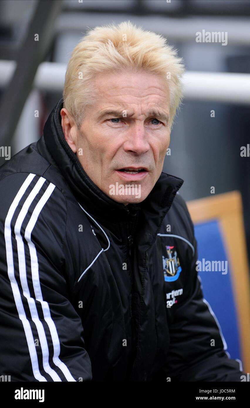 PAUL BARRON NEWCASTLE UNITED COACH ST JAMES PARK NEWCASTLE ENGLAND 04 April 2009 Stock Photo Alamy