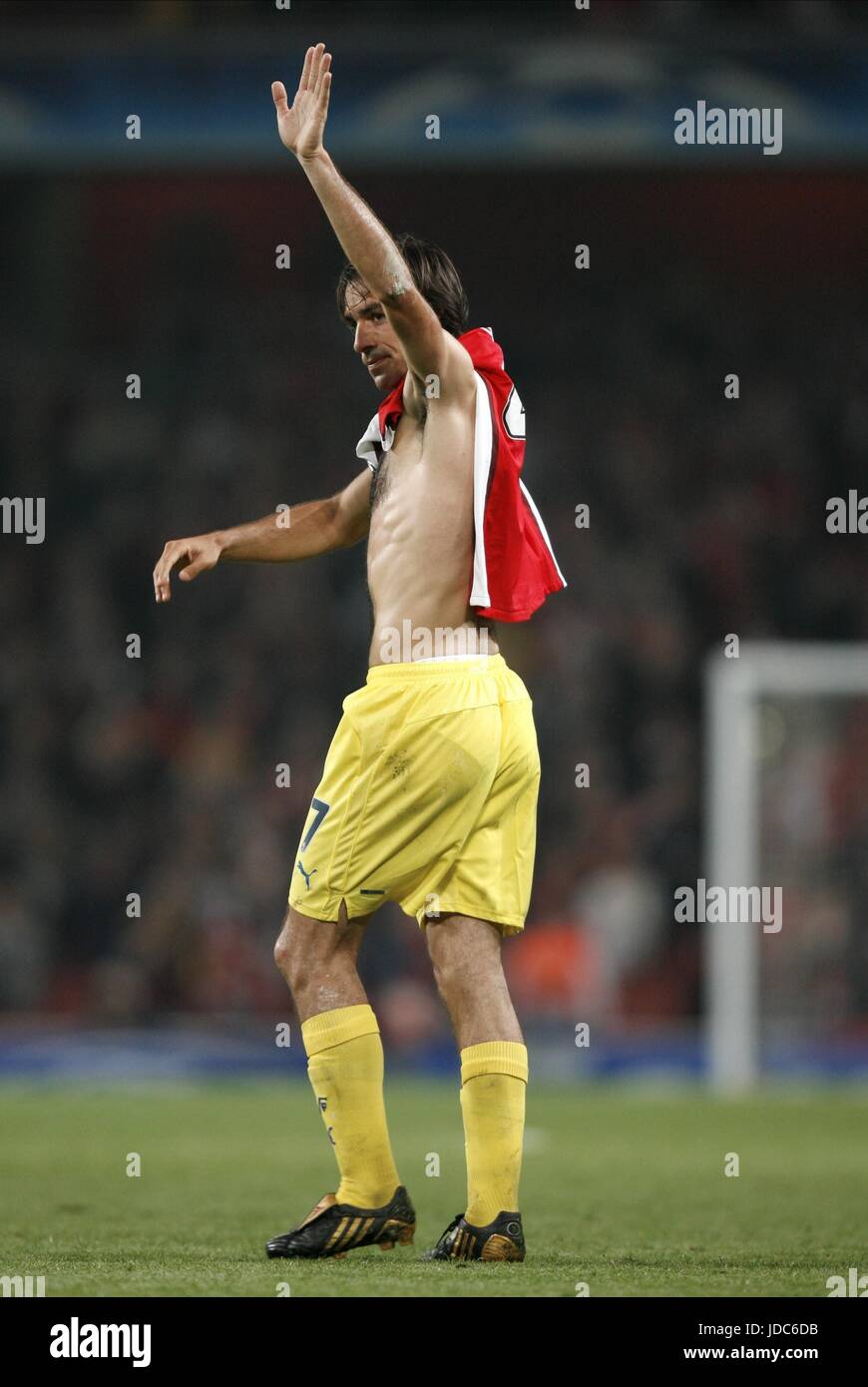Robert Pires Waves To Fans Arsenal V Villarreal Cl Qf 2nd Emirates Stock Photo Alamy