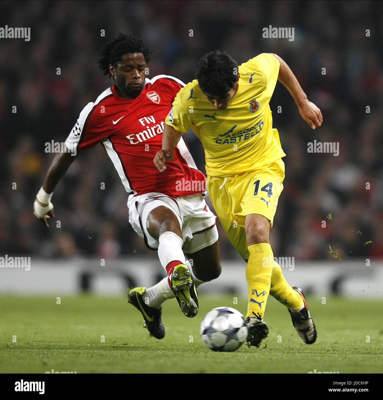 Alexandre Song Mati Fernandez Arsenal V Villarreal Emirates Stadium Stock Photo Alamy