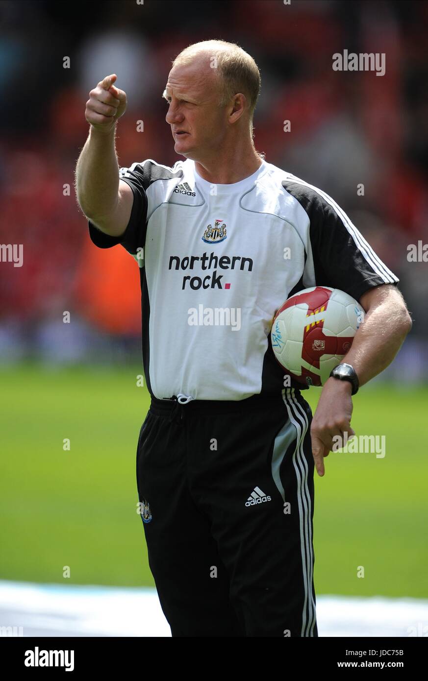 IAIN DOWIE NEWCASTLE UNITED COACH ANFIELD LIVERPOOL ENGLAND 03 May 2009 Stock Photo