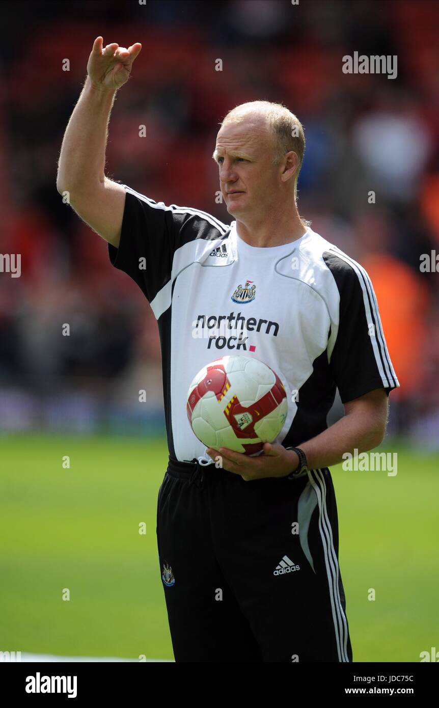 IAIN DOWIE NEWCASTLE UNITED COACH ANFIELD LIVERPOOL ENGLAND 03 May 2009 Stock Photo Alamy