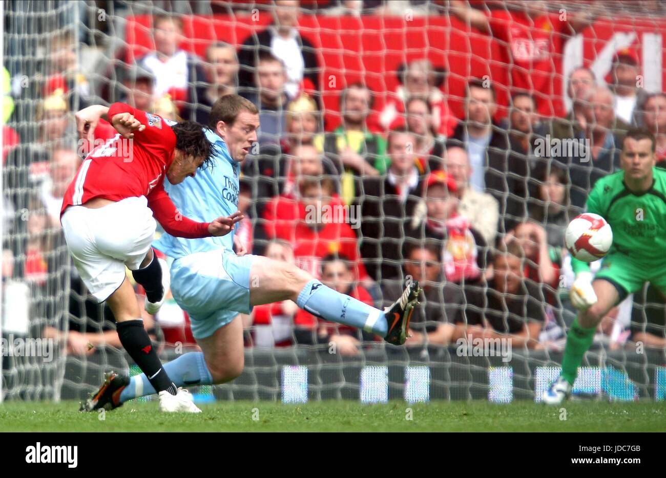 TEVEZ MAKES IT 2-0 MANCHESTER UNITED V MANCHESTER OLD TRAFFORD MANCHESTER ENGLAND 10 May 2009 Stock Photo