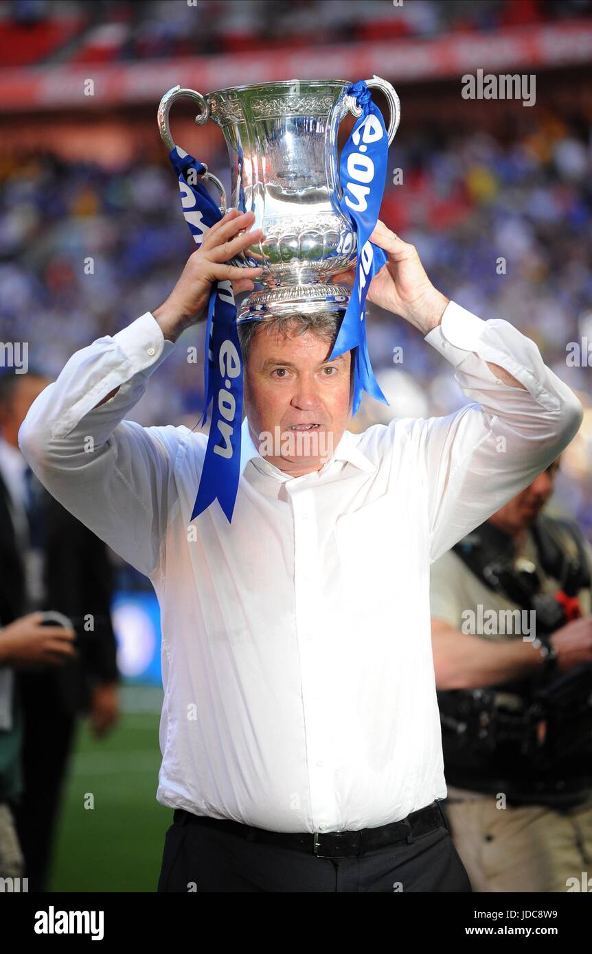 GUUS HIDDINK WITH F.A. CUP CHELSEA V EVERTON WEMBLEY STADIUM LONDON ENGLAND 30 May 2009 Stock Photo