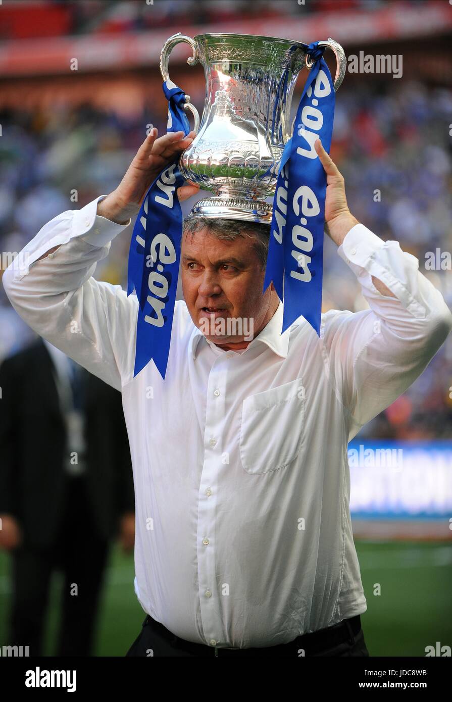 GUUS HIDDINK WITH F.A. CUP CHELSEA V EVERTON WEMBLEY STADIUM LONDON ENGLAND 30 May 2009 Stock Photo