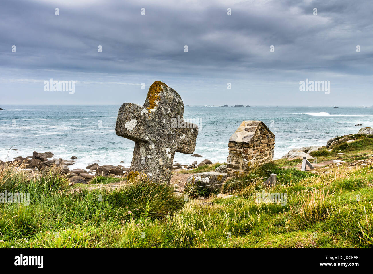 Stone Cross and the Chapel of Saint Samson, Landunvez, Brittany, France. Stock Photo