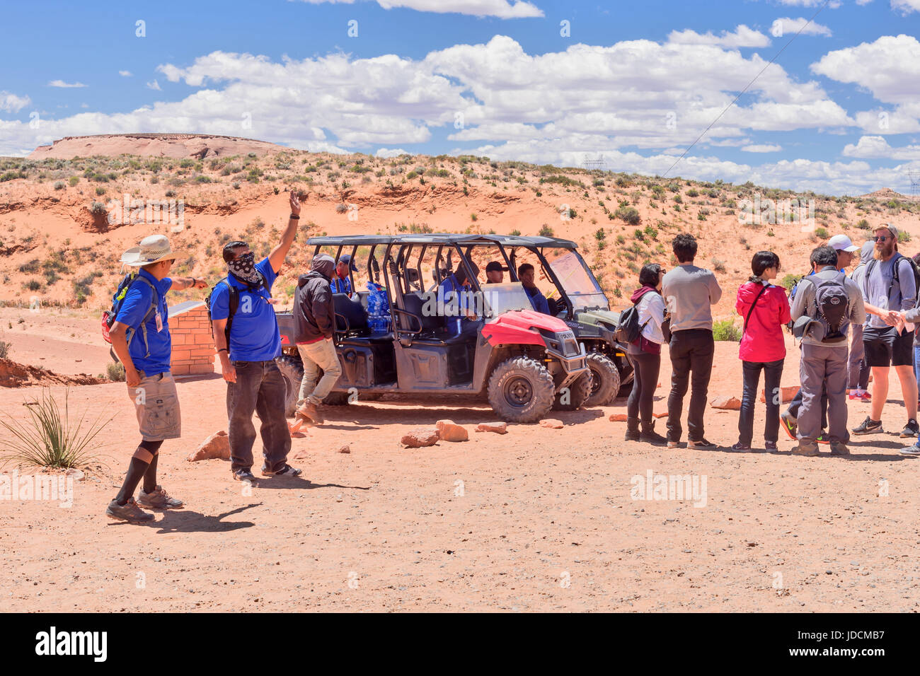 Navajo guide prepares a group of tourists for excursion Antelope Canyon ...