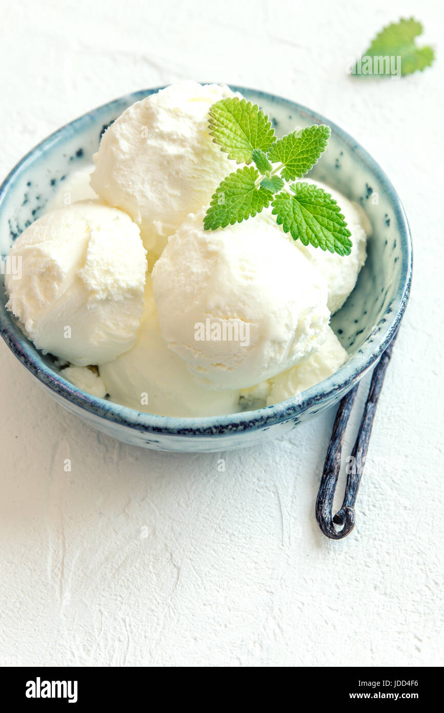 Bowl Of Ice Cream Stock Photos & Bowl Of Ice Cream Stock Images - Alamy