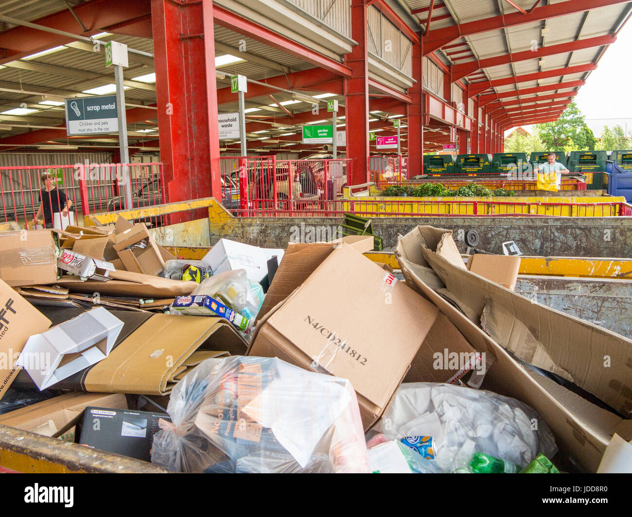 Cardboard rubbish skip recycling hires stock photography and images