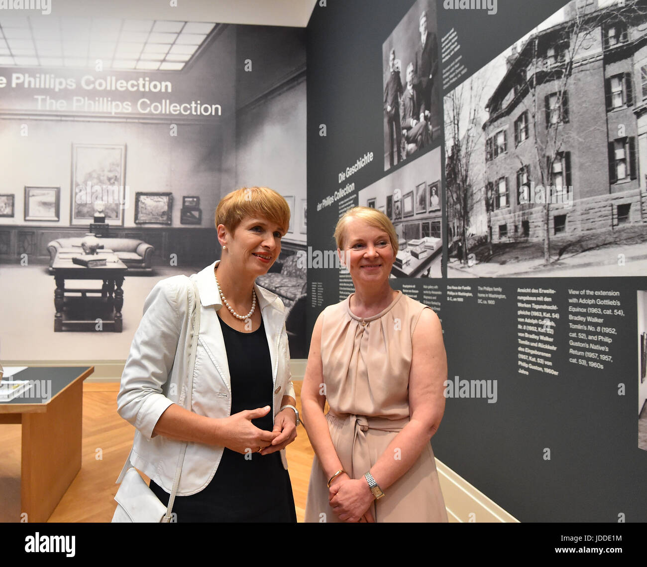 Potsdam, Germany. 16th June, 2017. The culture minister in the state of Brandenburg Martina Muench (SPD, L) and museum director Ortrud Westheider in Barberini Museum in Potsdam, Germany, 16 June 2017. The museum is currently hosting a show entitled 'From Hopper to Rothko: America's Path to Modernity'. Photo: Bernd Settnik/dpa-Zentralbild/dpa/Alamy Live News Stock Photo