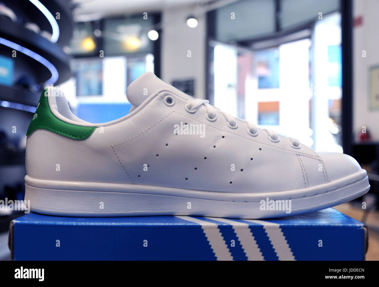 A Stan Smith Adidas trainer in a shoe shop in Munich, Germany, 19 June  2017. Photo: Fabian Nitschmann/dpa Stock Photo - Alamy