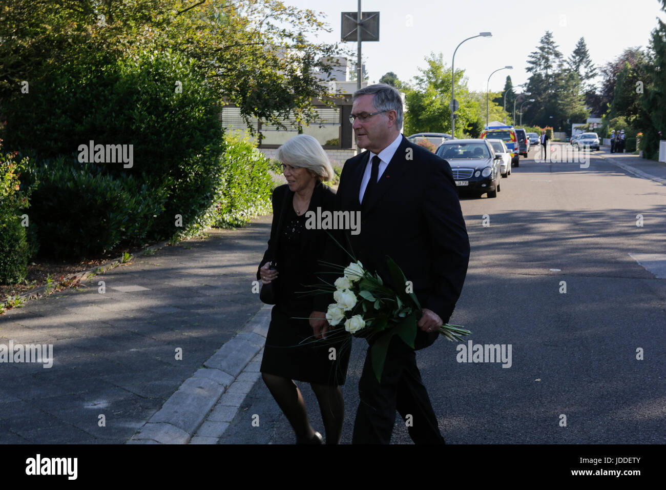 Oggersheim, Germany. 19th June 2017. Former German Defence Minister Franz Josef Jung and his wife Gabriella arrive at the former residence of Helmut Kohl. Long term political companion Theo Waigel, who served as German Minister of Finance under Helmut Kohl, came to pay his respects to his widow 3 days after the death of the former German Chancellor in his home in Oggersheim. Credit: Michael Debets/Alamy Live News Stock Photo