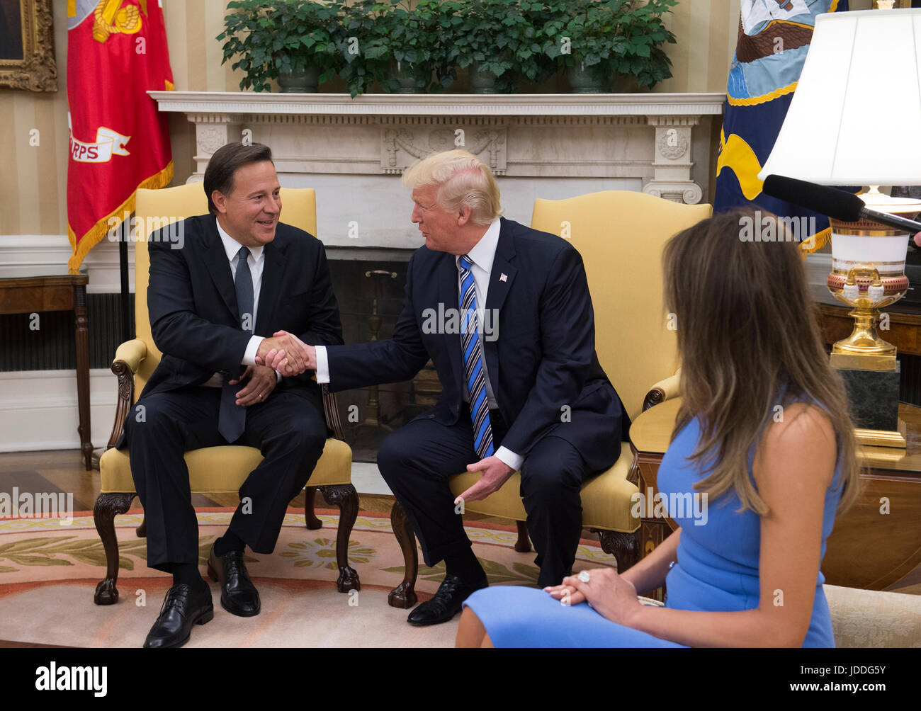 Washington DC, USA. 19th June, 2017. United States President Donald J. Trump shakes hands with President Juan Carlos Varela of Panama in the Oval Office of the White House in Washington, DC on June 19, 2017. First lady Melania Trump is at right. Credit: Molly Riley/CNP /MediaPunch/Alamy Live News Stock Photo