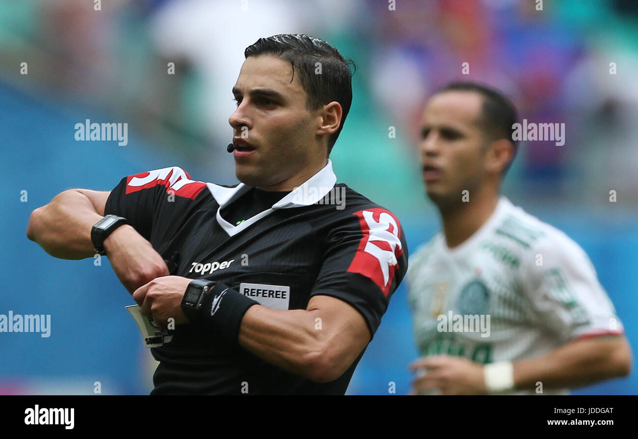 Salvador, Brazil. 18th June, 2017. The referee Rodolpho Toski Marques, of the game between the teams of the SE Palmeiras and EC Bahia, during match valid for the eighth round, of the Brazilian Championship, Series A, in the Arena Fonte Nova. Credit: Cesar Greco/FotoArena/Alamy Live News Stock Photo