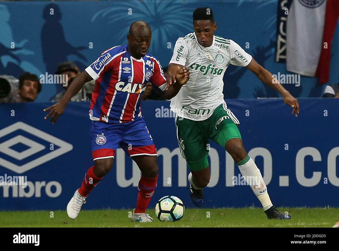 Salvador, Brazil. 18th June, 2017. The player Mina, from SE Palmeiras, plays the ball with player Pablo Armero of EC Bahia during a match valid for the eighth round of the Brazilian Championship, Serie A, at the Fonte Nova Arena. Credit: Cesar Greco/FotoArena/Alamy Live News Stock Photo