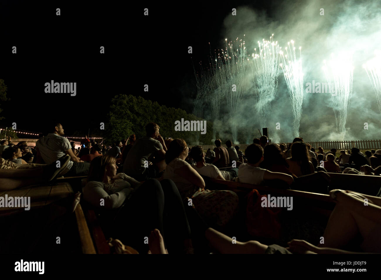 Cambridge, UK. 19th, June, 2017. Crowds on punts watch Trinity College May Ball fireworks. Richard Etteridge / Alamy Live News Stock Photo