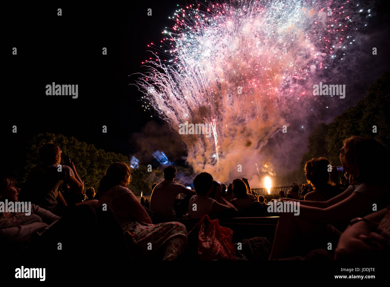 Cambridge, UK. 19th, June, 2017. Crowds on punts watch Trinity College May Ball fireworks. Richard Etteridge / Alamy Live News Stock Photo