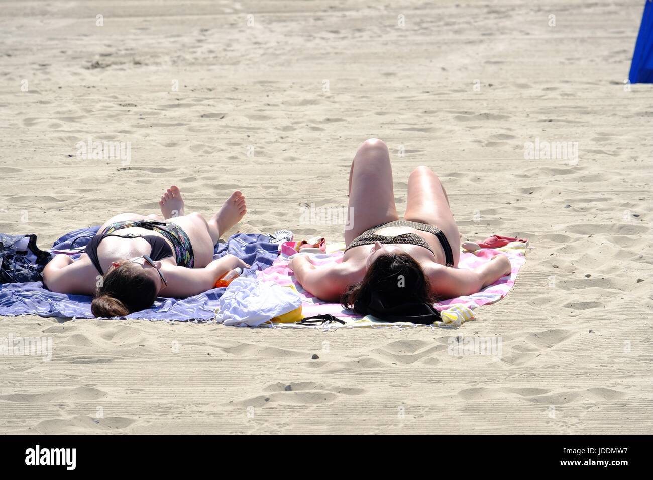Lyme Regis , Dorset, UK. 20 June 2017.  These beach goers settle in for another day of hot weather at Lyme Regis on Dorset’s Jurassic Coast as the high temperatures continue with even warmer weather expected in some places tomorrow. Credit: Tom Corban/Alamy Live News Stock Photo