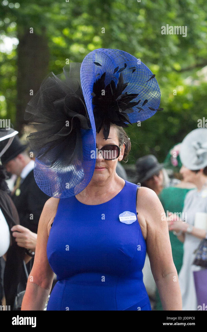 Ascot Berkshire, 20th June 2017. Racegoers arrive on Day one for Royal Ascot Credit: amer ghazzal/Alamy Live News Stock Photo