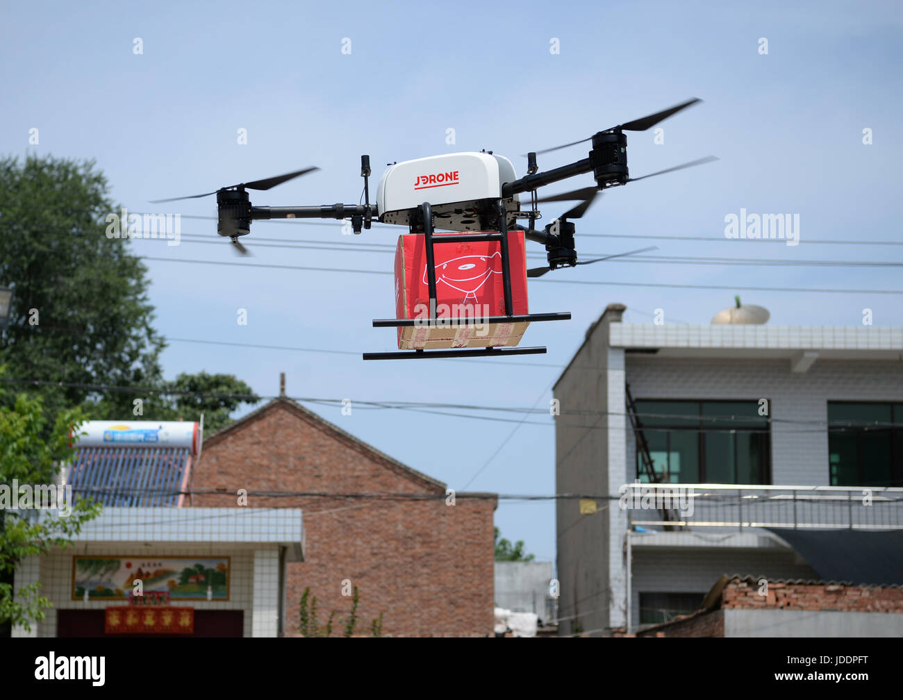 170620) -- XI'AN, June 20, 2017 (Xinhua) -- A drone carrying a package  arrives at a goods delivery landing site in Xi'an, capital of northwest  China's Shaanxi Province, June 20, 2017. Delivering