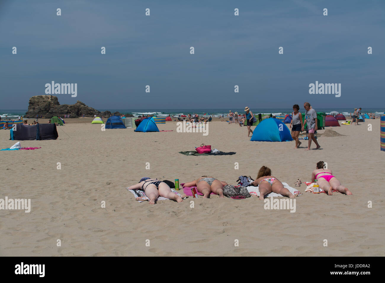 Perranporth, Cornwall, UK. 20th June, 2017. UK Weather. The car park was full at Perranporth beach today, as holidaymakers and locals made the most of the hot sunshine in Cornwall today. Credit: cwallpix/Alamy Live News Stock Photo
