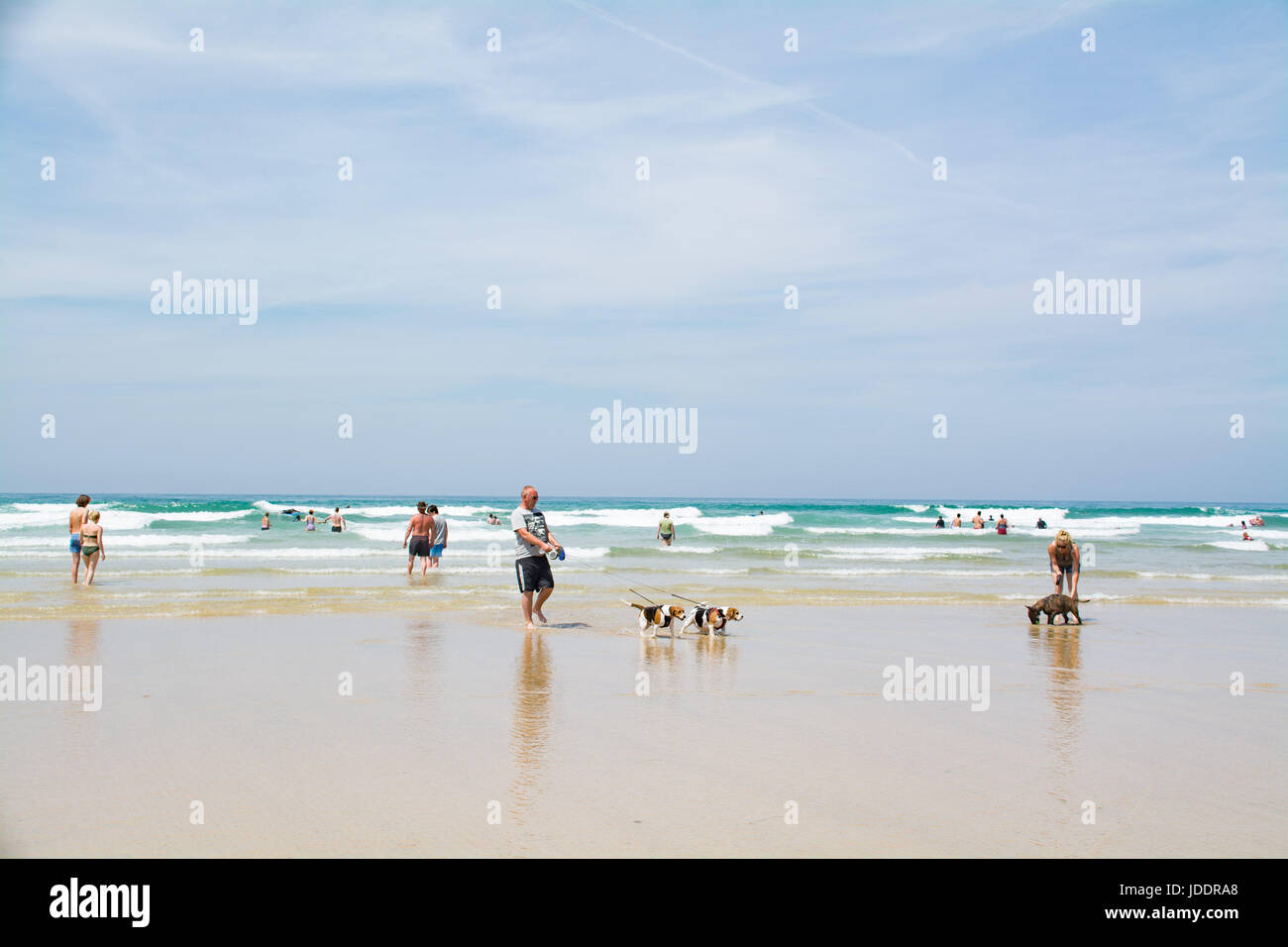 Perranporth, Cornwall, UK. 20th June, 2017. UK Weather. The car park was full at Perranporth beach today, as holidaymakers and locals made the most of the hot sunshine in Cornwall today. Credit: cwallpix/Alamy Live News Stock Photo