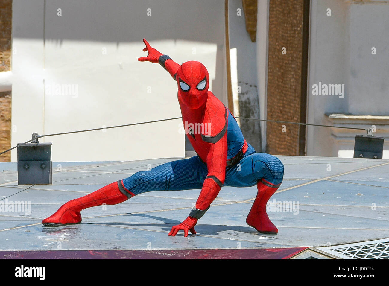 MAFEX Spider-Man: Homecoming Movie Tech Suit Spider-Man Figure In-Hand  Images