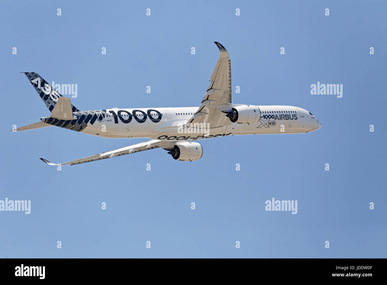 Paris-Le Bourget, France. 19th June, 2017. Flight presentation of the Airbus A350-1000 during the 2017 International Paris Air Show. Credit: Bernard Menigault/Alamy Live News Stock Photo