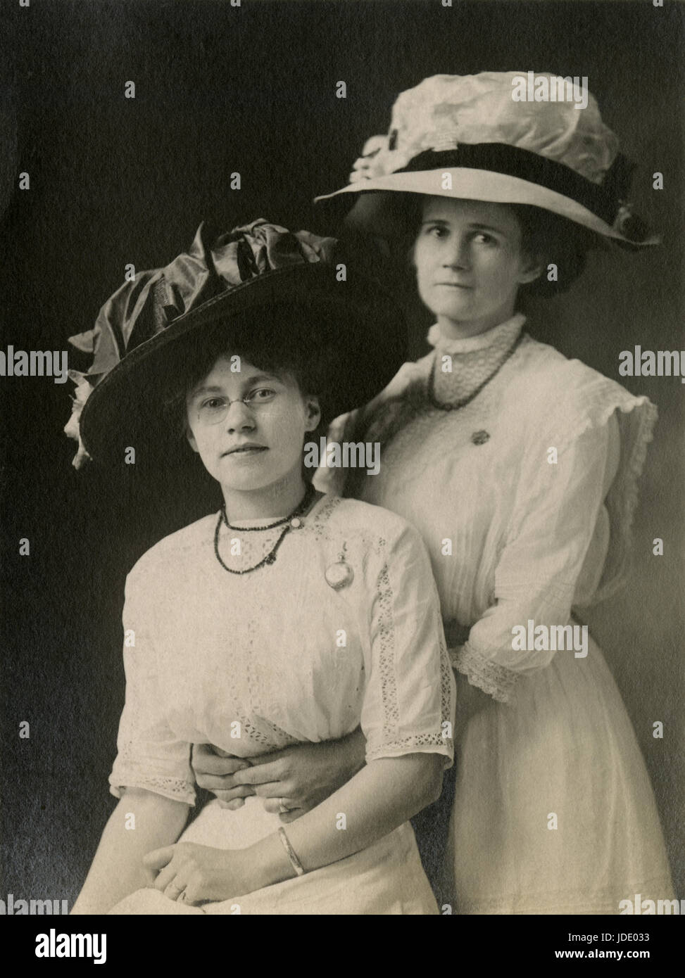 Antique c1910 photograph, mother and daugher in Edwardian clothing. Location is probably Mankato, Minnesota. SOURCE: ORIGINAL PHOTOGRAPH. Stock Photo