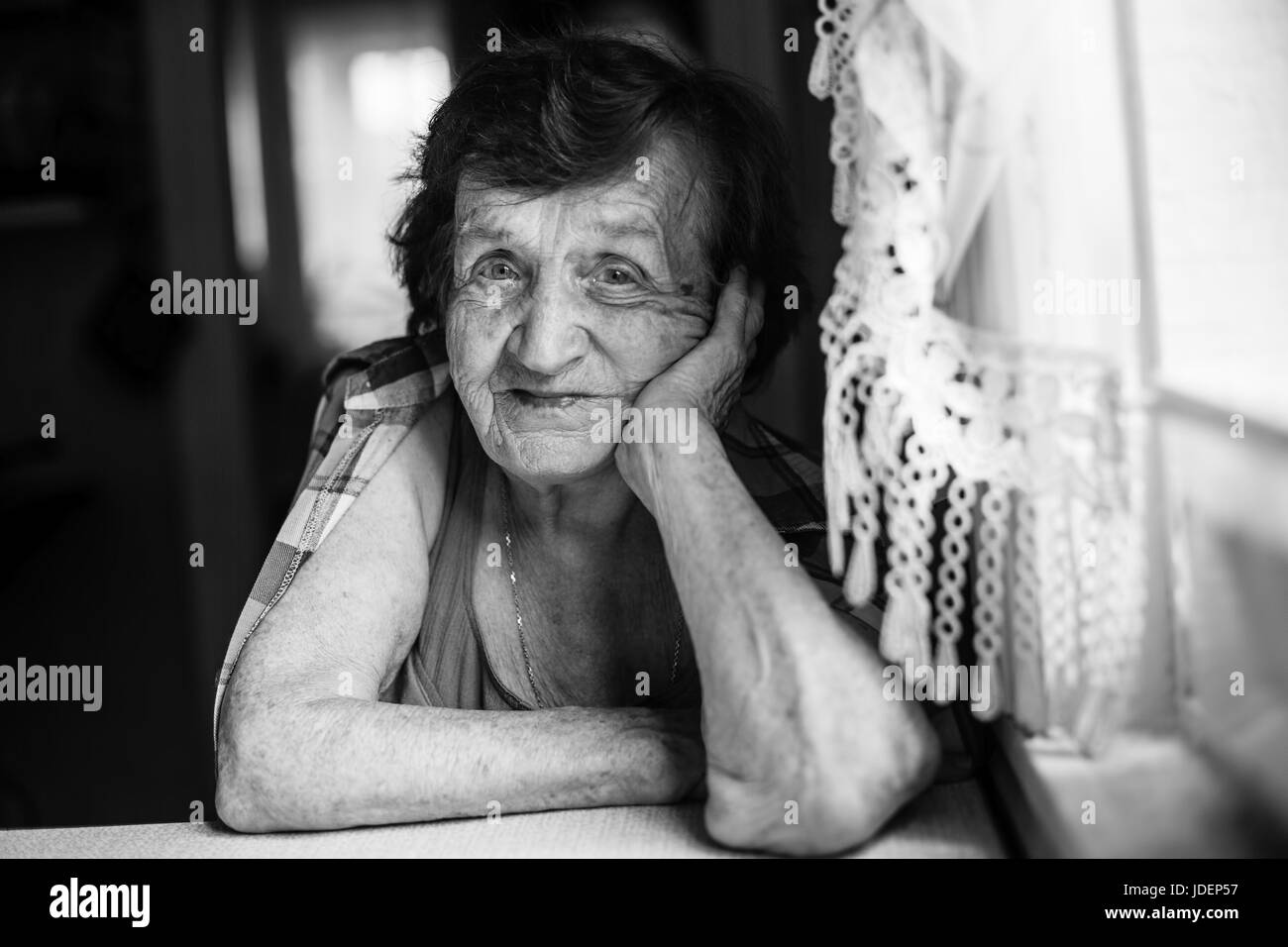 Older black woman kitchen hi-res stock photography and images - Alamy