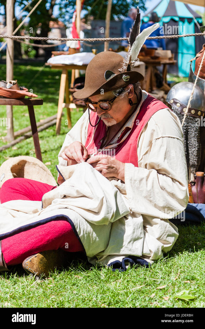 spectacles; spectacles case - Horniman Museum and Gardens