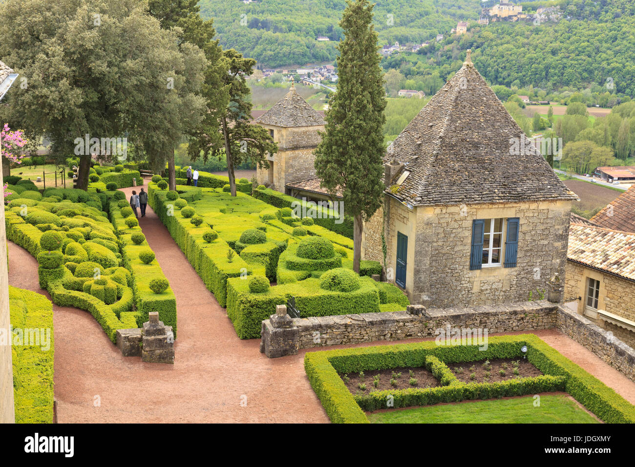 France, Dordogne (24), Périgord Noir, vallée de la Dordogne, Vézac, jardins du château de Marqueyssac, l'entrée du jardin de buis vu depuis l'étage du Stock Photo
