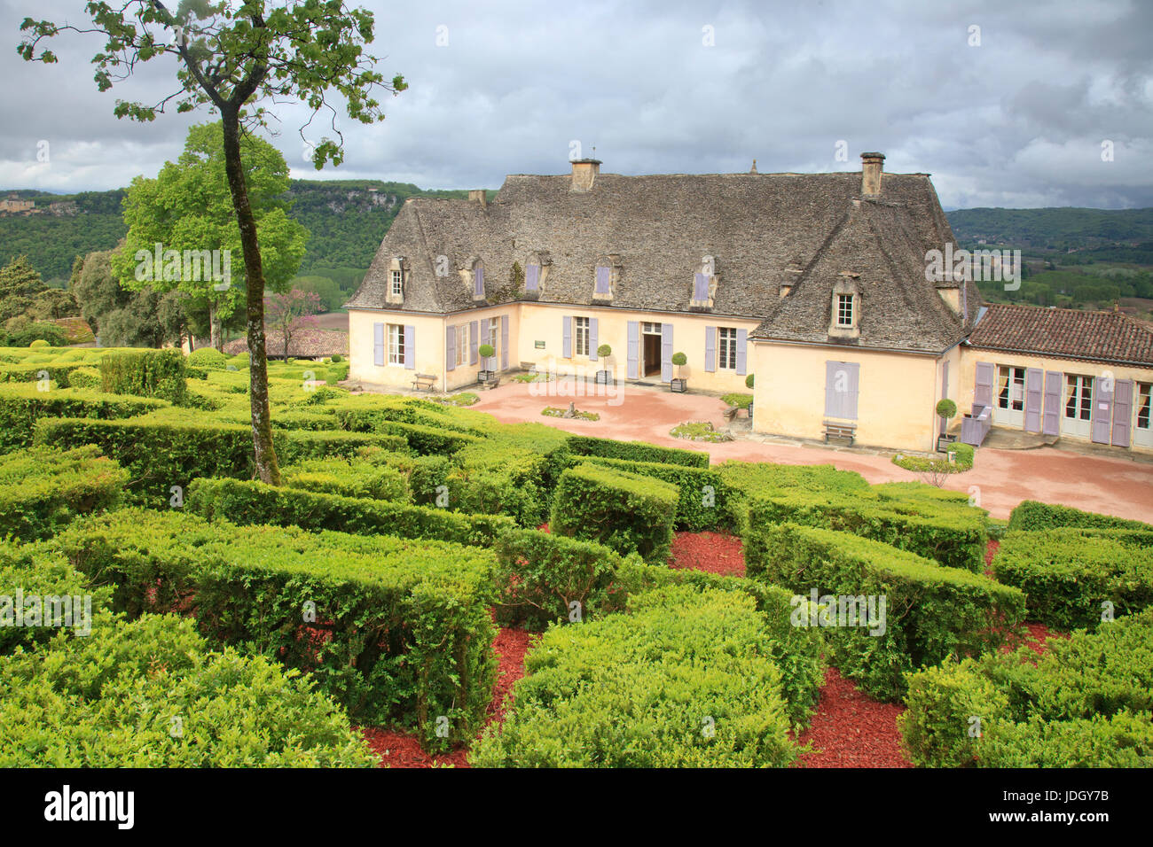 France, Dordogne (24), Périgord Noir, vallée de la Dordogne, Vézac, jardins du château de Marqueyssac, le chaos de buis, buis taillés en parallélépipè Stock Photo