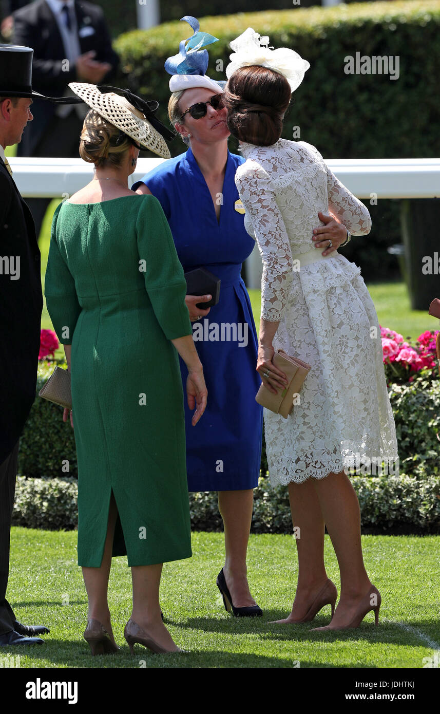 Zara Tindall (centre) greets Kate, the Duchess of Cambridge (right), during  day one of Royal Ascot at Ascot Racecourse Stock Photo - Alamy